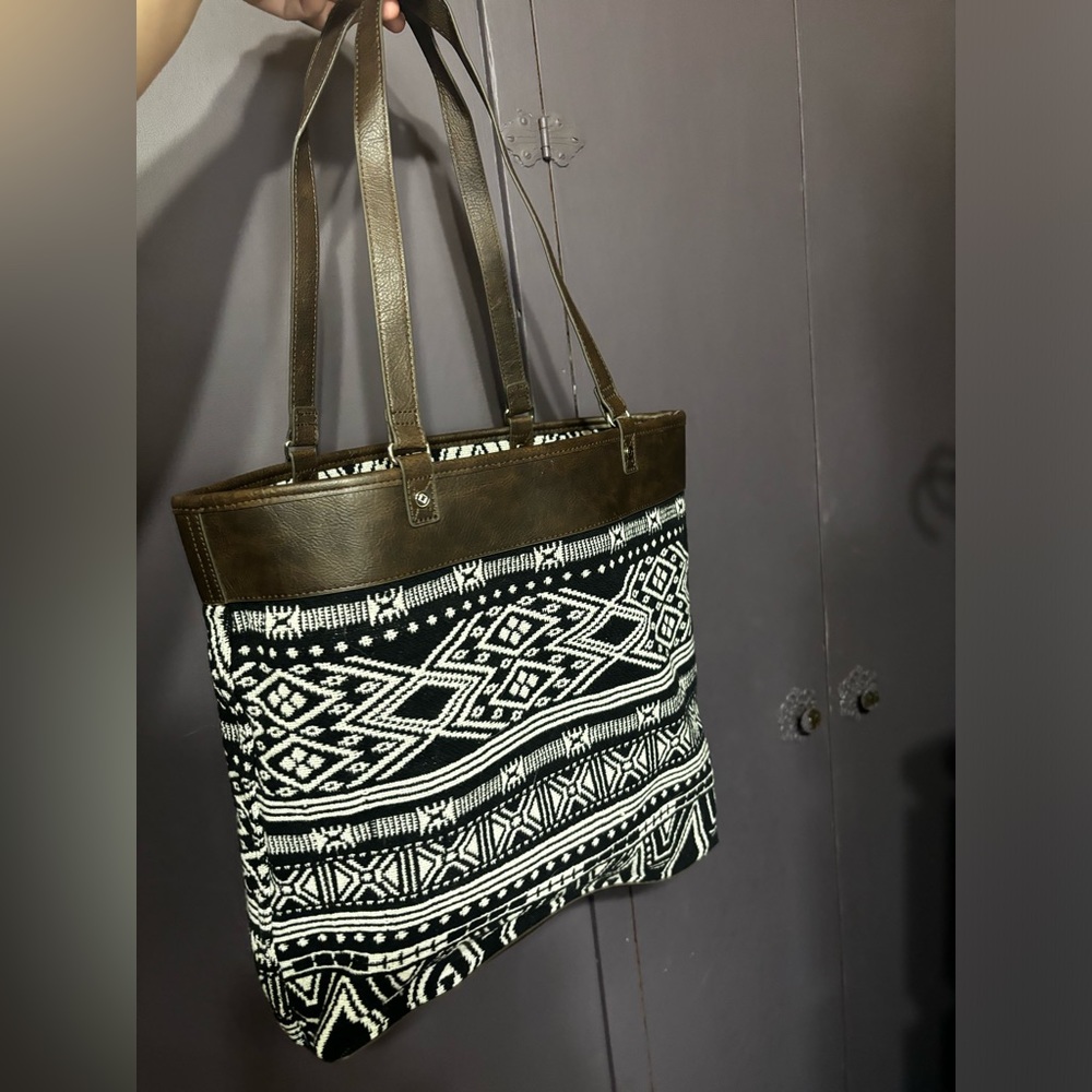 BRAND NEW: thirty one shoulder tote bag - leather straps and canvas bag